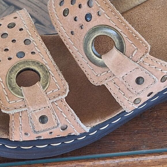 Clarks Lexi Laurel women’s 7M Tan Slide Comfort Sandal Studded Laser Cut Leather - Picture 11 of 15